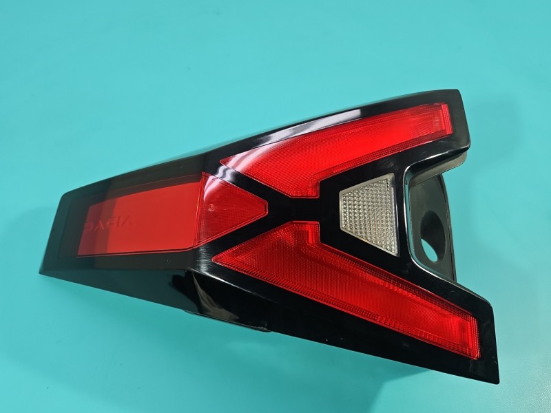 Lampa tył lewa Dacia Duster III 24- HB Producent części: Dacia EUROPA