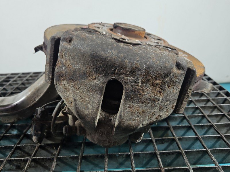Zacisk przód prawy Audi A4 B6 2.0 20V