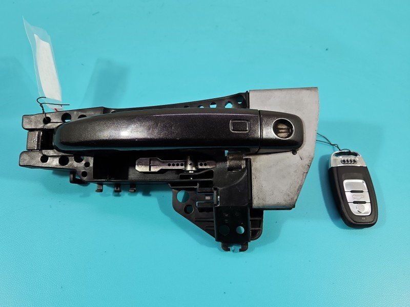 Klamka przód lewa zewnętrzna AUDI A4 B8 8T0837885A czarny lz7l
