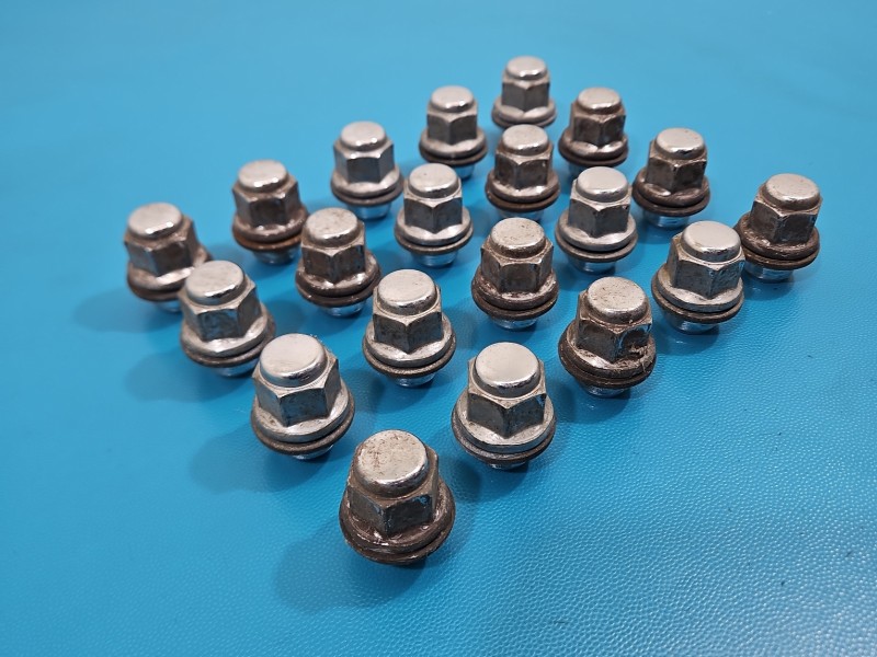 Śruby kół Toyota Auris II szpilki