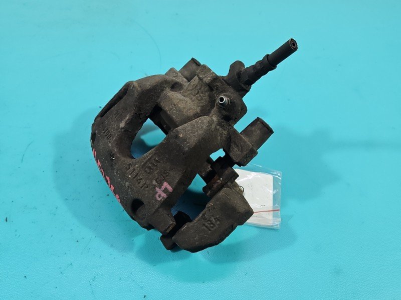 Zacisk przód lewy Renault Clio IV 12-20 1.1 16V (D4FD740) Zacisk przód lewy Renault Clio IV 12-20 1.1 16V (D4FD740)