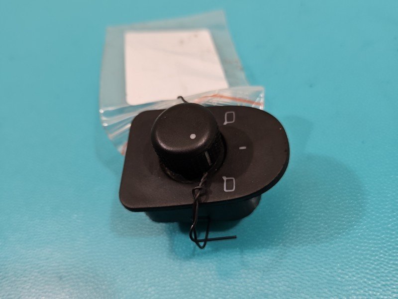 Przełącznik szyb Seat Toledo II Leon I 1M1959565G Producent części: Seat EU Przełącznik szyb Seat Toledo II Leon I 1M1959565G Producent części: Seat EU