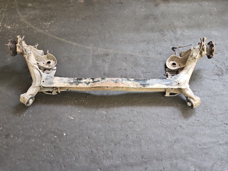 Tylna belka oś tył Honda Civic VIII UFO 1.8 16V (R18A2) Tylna belka oś tył Honda Civic VIII UFO 1.8 16V (R18A2)