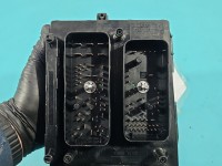 Skrzynka bezpieczników Opel Astra III H 13206754