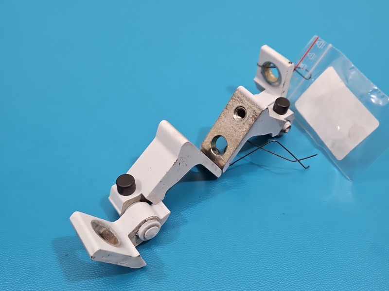 Zawias drzwi przód prawy Skoda Octavia IV