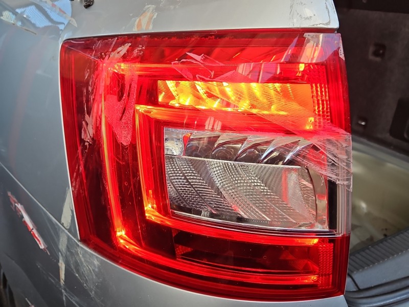 Lampa tył lewa 13-16 KOMBI Z LISTWĄ ŻARÓWKOWĄ Uszczerbany klosz Skoda Octavia III kombi