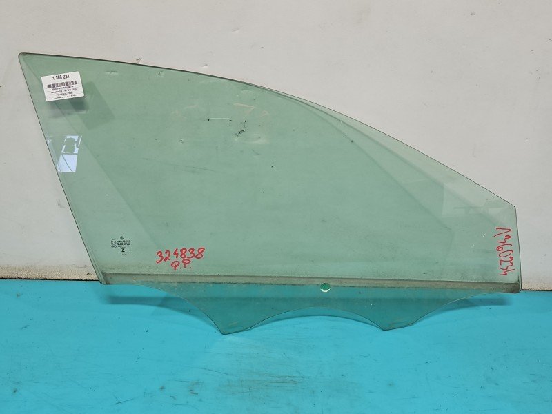 Szyba drzwi przód prawa Mercedes GLA X156 13-19 HB