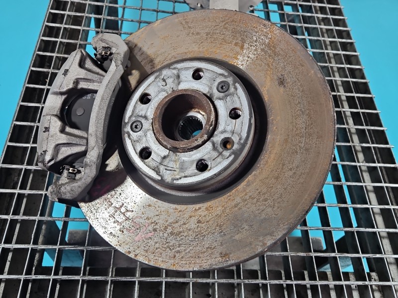 Zwrotnica lewa piasta przód 1.5 hdi Peugeot 3008 II