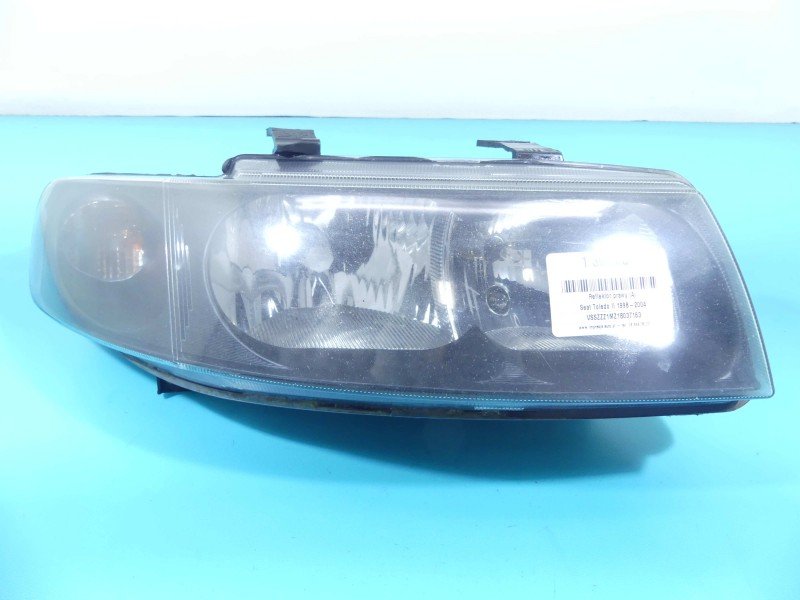 Reflektor prawy lampa przód Seat Toledo II Leon EUROPA