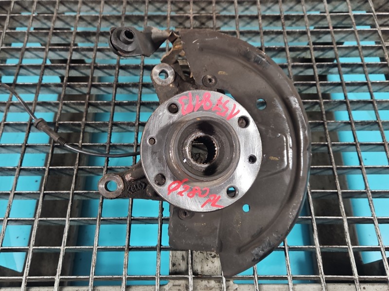 Zwrotnica lewa piasta przód 1.5 dci Dacia Dokker