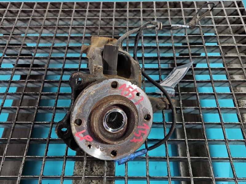 Zwrotnica lewa piasta przód 1.2 12V Peugeot 2008 I