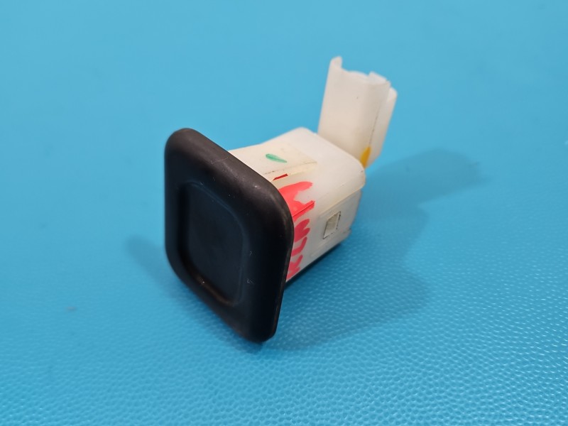 Przełącznik Peugeot, otwierania klapy, wytarty przycisk Peugeot 3008 II