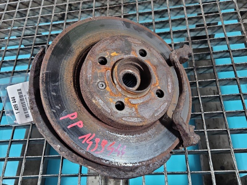 Zwrotnica prawa piasta przód 1.8 jedn Vw Passat B3 Zwrotnica prawa piasta przód 1.8 jedn Vw Passat B3