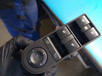Przełącznik szyb Opel Astra III H 13228699 Producent części: OPEL EU