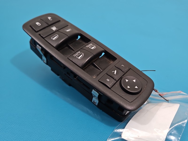 Przełącznik szyb Fiat Freemont 68139806AB Producent części: FIAT EU