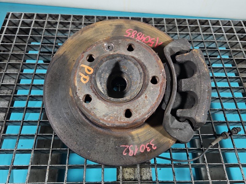 Zwrotnica prawa piasta przód 2.5 dci Renault Master II