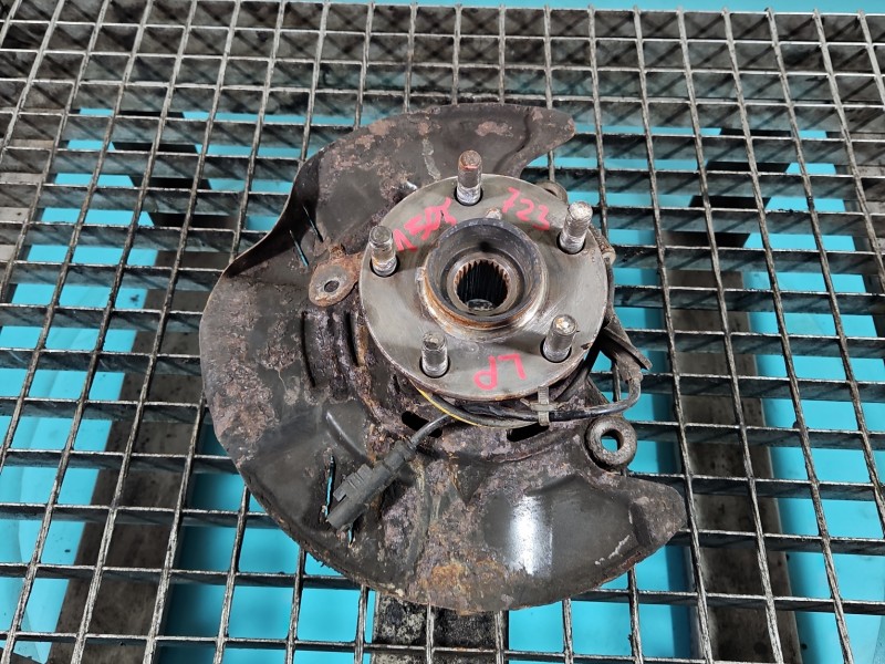 Zwrotnica lewa piasta przód 2.0 boxer Subaru Legacy IV