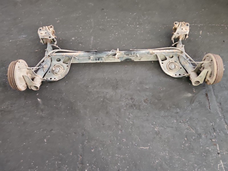 Tylna belka oś tył Nissan Note E11 1.6 16V Tylna belka oś tył Nissan Note E11 1.6 16V