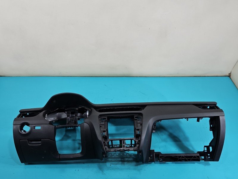 Deska rozdzielcza airbag pasażera kokpit Skoda Octavia III Deska rozdzielcza airbag pasażera kokpit Skoda Octavia III