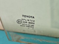 Szyba drzwi przód prawa Toyota Avensis II T25 kombi