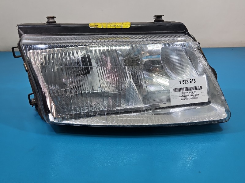 Reflektor prawy lampa przód Vw Passat B5 EUROPA