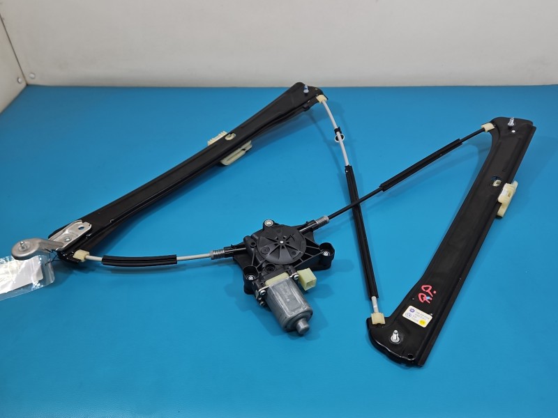 Podnośnik przód prawy SZYBY WINDA Vw Tiguan II 16- Volkswagen, 2pin 0130822077, 5Q0959801C 5d HB