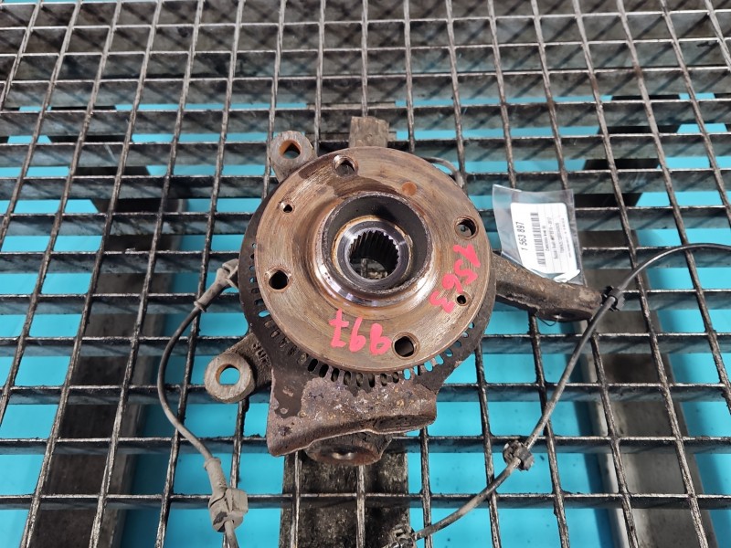 Zwrotnica lewa piasta przód 1.2 16V Suzuki Swift Mk7