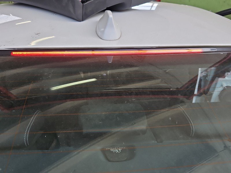 TRZECIE ŚWIATŁO STOP STOPU Jaguar XE X760 sedan