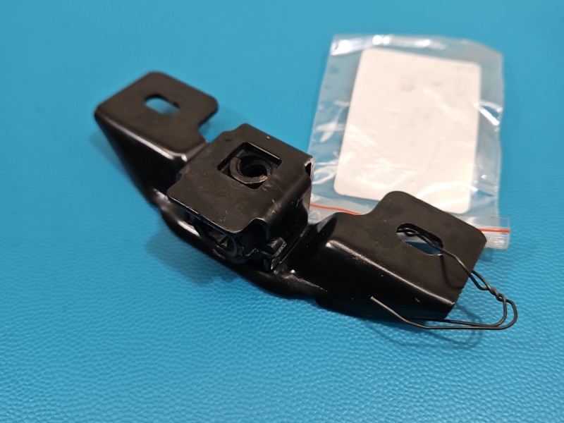 Zamek tył lewy Renault Trafic III Zaczep rygiel dolny zamka drzwi tylnych Renault Trafic