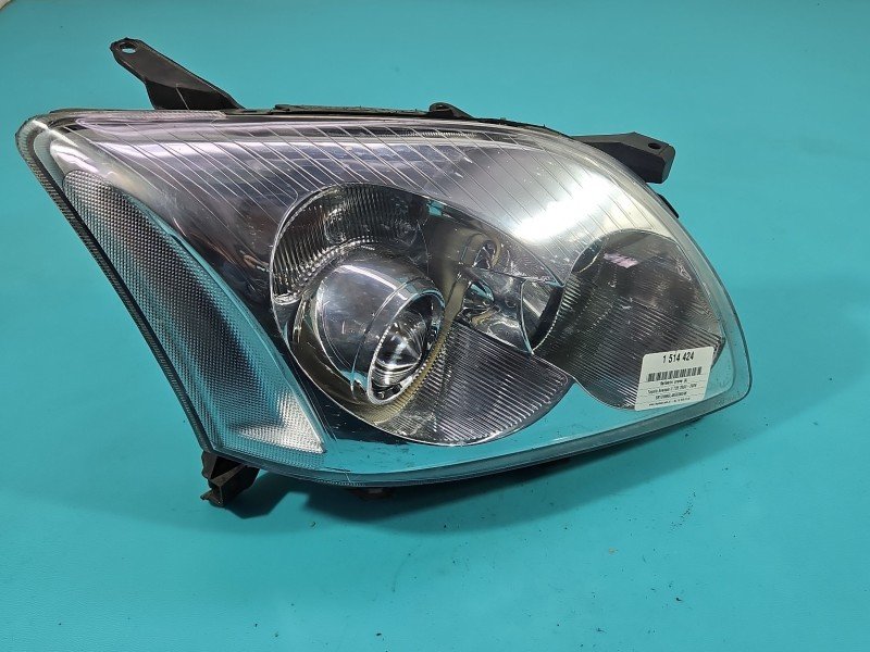 Reflektor prawy lampa przód Toyota Avensis II T25 EUROPA