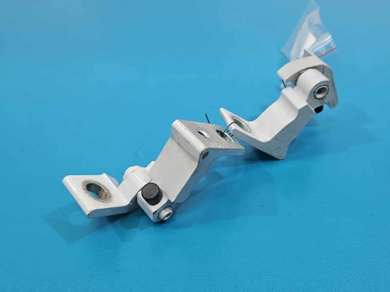 Zawias drzwi tył lewy Skoda Octavia IV