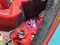 Lampa tył lewa TOYOTA, Uszkodzone jedno mocowanie. Urwane kołki Toyota Rav4 III 05- HB