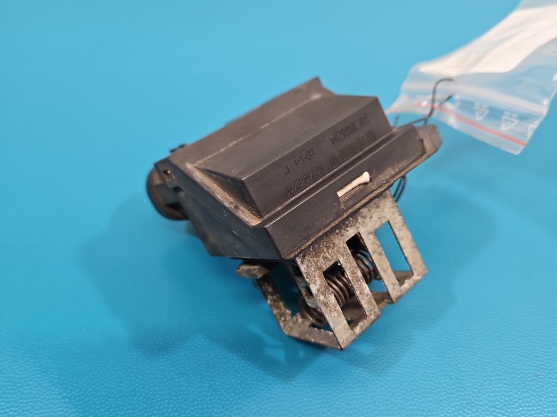 Przekaźnik wentylatorów wentylatora Peugeot 2008 I 9827870080, 34F30100204