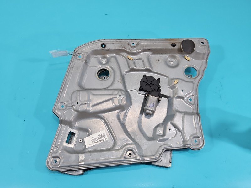 Podnośnik przód prawy Nissan Primera P12 Podnośnik przód prawy Nissan Primera P12