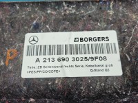Tapicerka bagażnika prawa boczek Mercedes W213 A2136903025