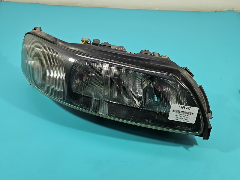 Reflektor prawy lampa przód Volvo V70 II EUROPA