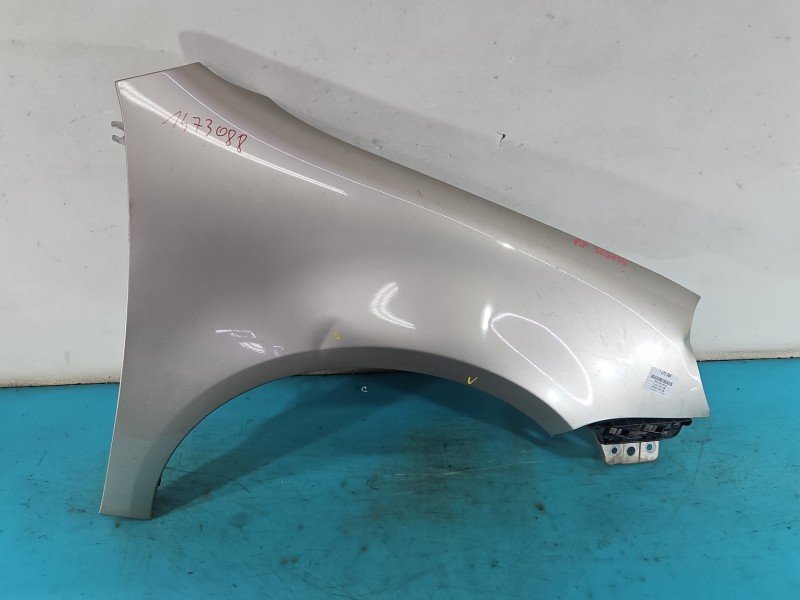 Błotnik przód prawy Vw Golf V beżowy LD1W