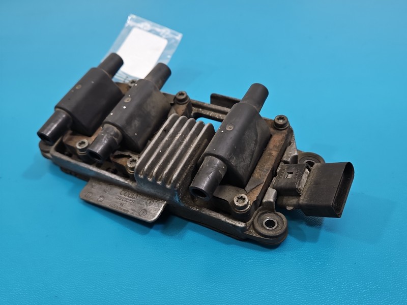 Cewka zapłonowa Audi A6 C5 078905104 2.4 V6 Producent części: Audi, Uszkodzenie widoczne na zdjęciu