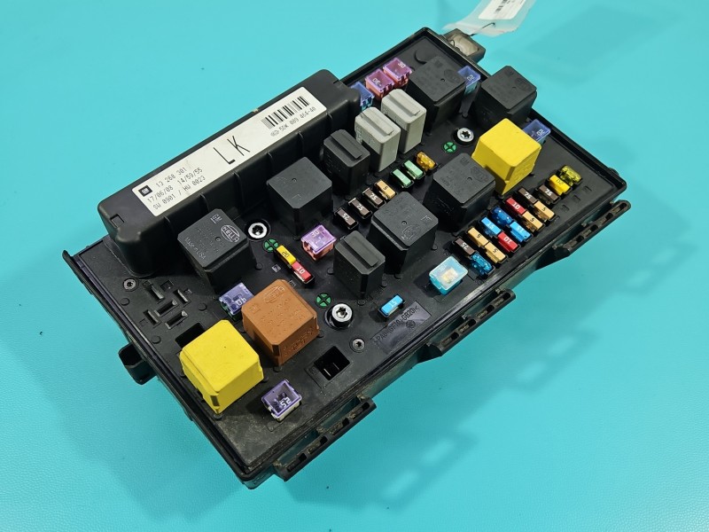 Skrzynka bezpieczników Opel Astra III H 13268301