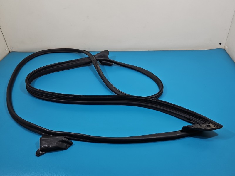 Uszczelka drzwi przód lewa Toyota Rav4 V