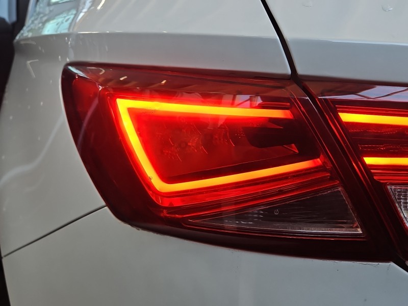 Lampa tył lewa Producent części: Seat, Z BLOTNIKA 12-16 LED Pęknięcie na kloszu i ośrodka obudowa Seat Leon III 12- HB