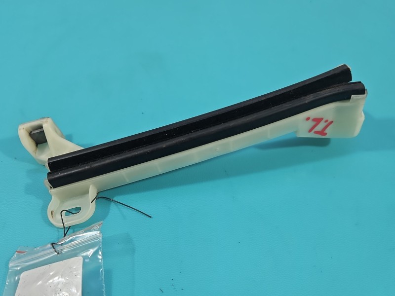 Mocowanie Europejska, prowadnica szyby tył lewy uchwyt Europejska, prowadnica szyby tył lewy Dacia Duster III 24- 822794882R