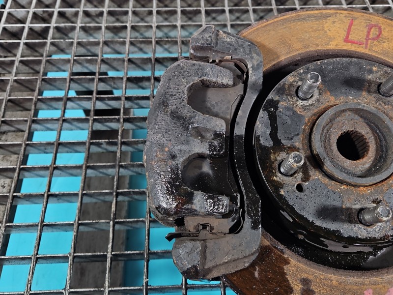 Zacisk przód lewy Mitsubishi Outlander I 2.0 16V