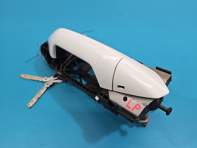 Klamka przód lewa zewnętrzna Skoda Octavia IV 8V0837885