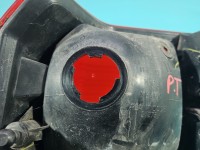 Lampa tył prawa Producent części: JEEP, HELLA / Z LISTWĄ ŻARÓWKOWĄ / UWAGA 3-ŻARÓWKI Jeep Patriot 06-17 HB