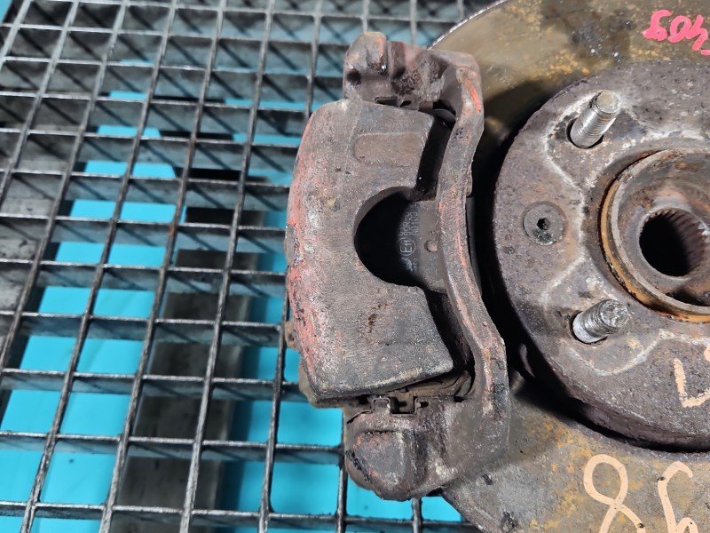 Zacisk przód lewy Kia Carens II 2.0 crdi