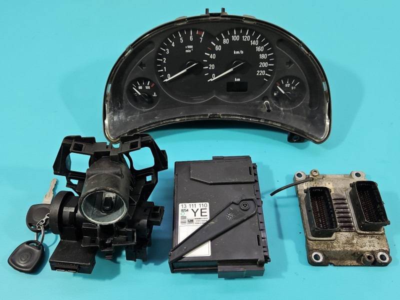 Komputer Sterownik silnika 0261208253, 55352622 Opel Corsa C 1.2 16V