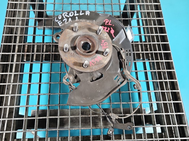 Zwrotnica lewa piasta przód 1.8 16V Toyota Corolla E21 19-