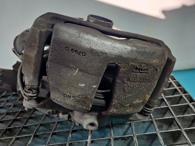 Zacisk przód lewy Seat Alhambra II 7N 10- 2.0 tdi