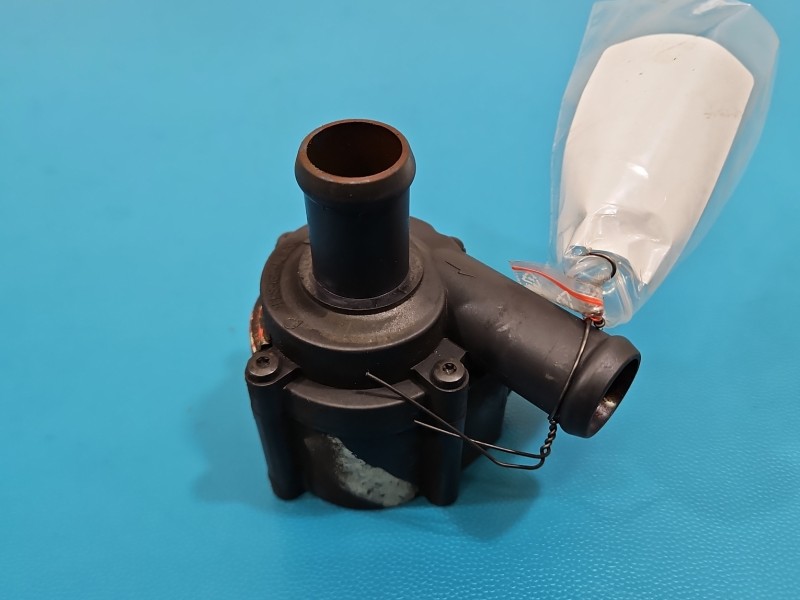 Pompka obiegu wody pompa Audi A5 8T 3.0 tdi 059121004G, 059121012A